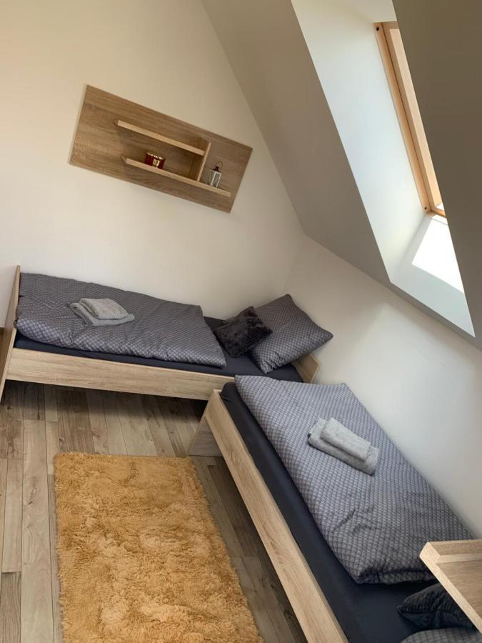 Cozy 2-Bedroom Vacation Apartment With Entire Top Floor Gaj  Eksteriør bilde