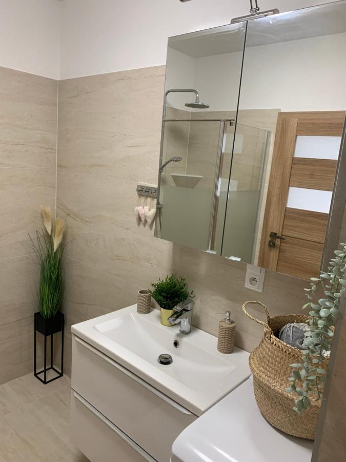 Cozy 2-Bedroom Vacation Apartment With Entire Top Floor Gaj  Eksteriør bilde