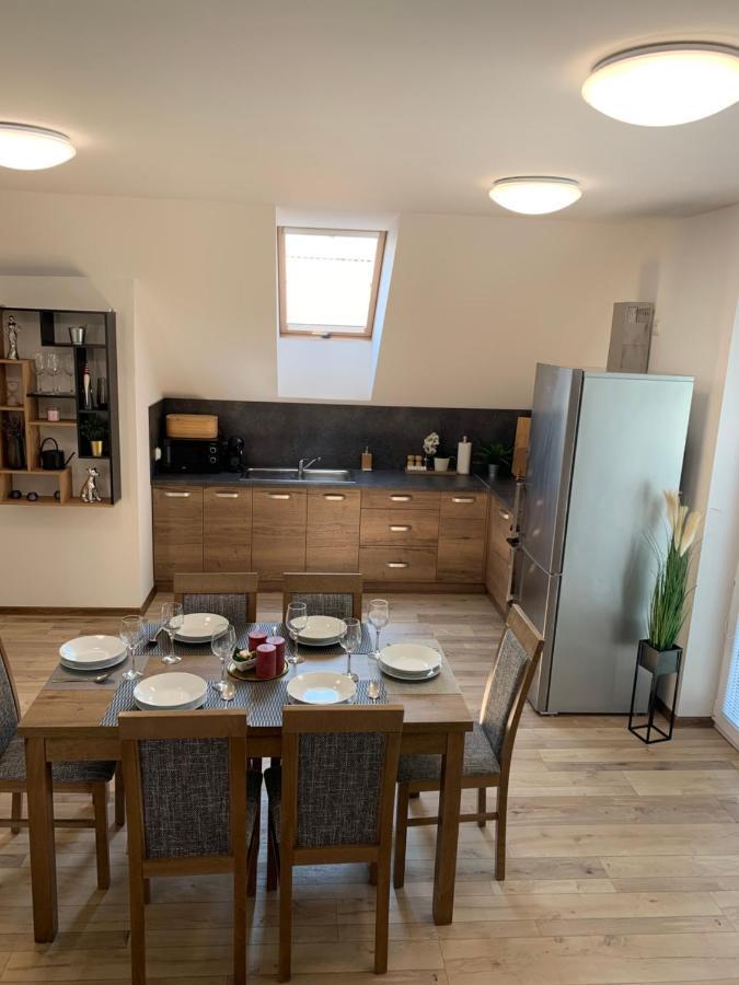 Cozy 2-Bedroom Vacation Apartment With Entire Top Floor Gaj  Eksteriør bilde