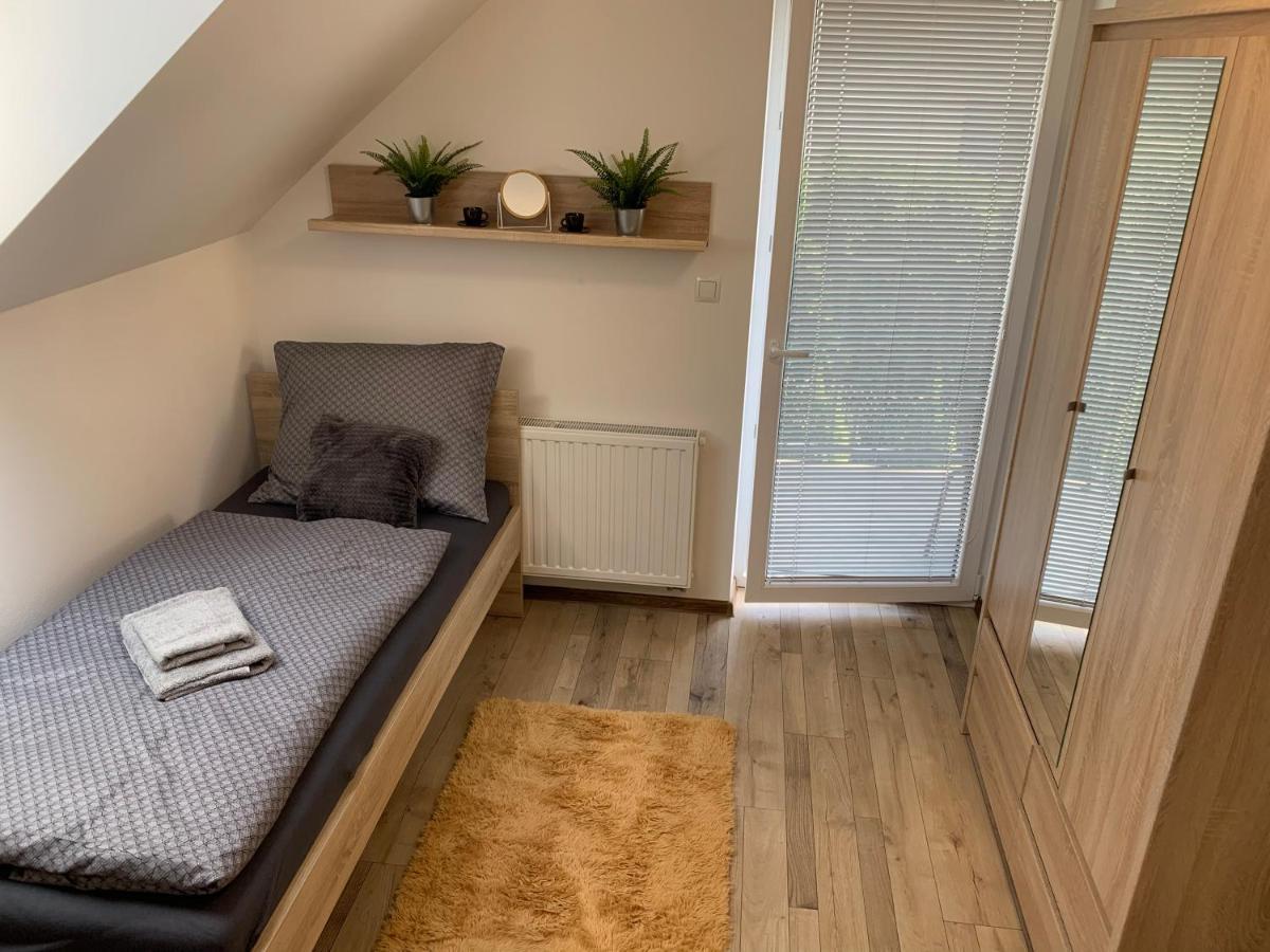 Cozy 2-Bedroom Vacation Apartment With Entire Top Floor Gaj  Eksteriør bilde