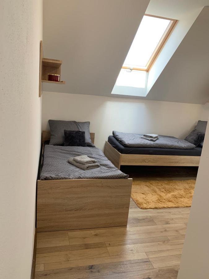 Cozy 2-Bedroom Vacation Apartment With Entire Top Floor Gaj  Eksteriør bilde