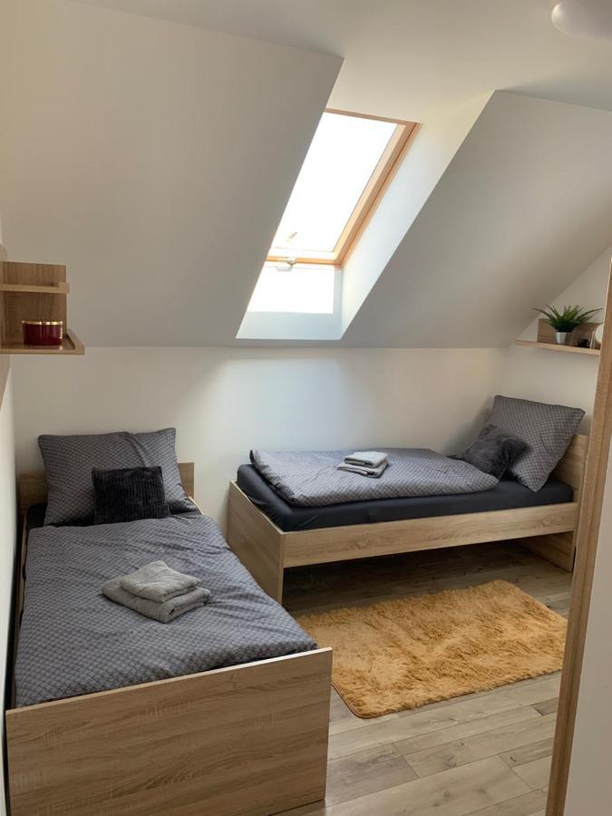 Cozy 2-Bedroom Vacation Apartment With Entire Top Floor Gaj  Eksteriør bilde